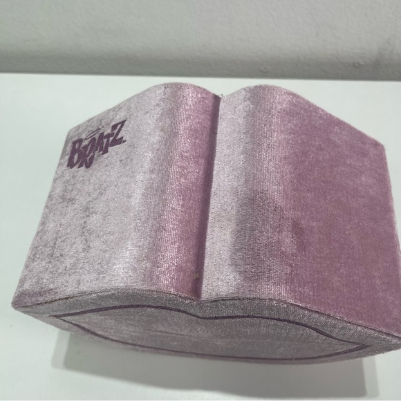 Vintage Bratz Purple Velvet Lip Shaped Storage Makeup Jewelry Box 9x6” Nostalgia - Picture 4 of 11